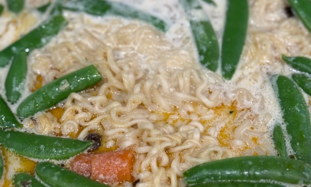 Creamy Ramen with Garlic Sauce with pea snaps
